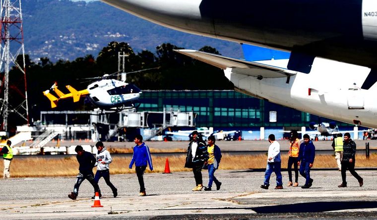 El DHS invita a los inmigrantes a descargarse una aplicación para autodeportarse.