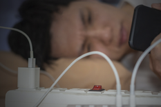 Dormir con el celular cargando todas las noches puede ser perjuducial a largo plazo Foto: Shutterstock