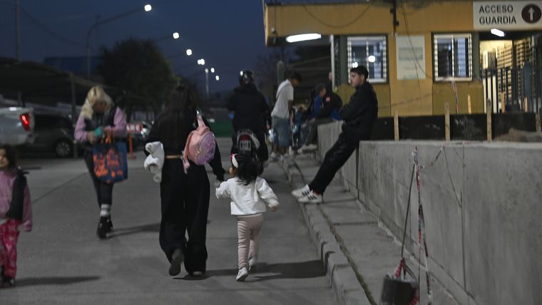 Las familias de los pacientes aseguran que el tiempo de espera en la guardia supera las seis horas. Las familias de los pacientes aseguran que el tiempo de espera en la guardia supera las seis horas.