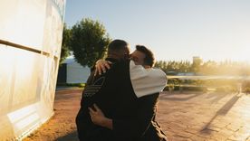 El abrazo entre Claudio Tapia y Lionel Messi en el predio de la AFA.