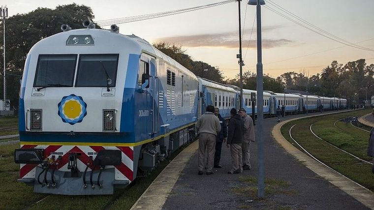 La mujer cruzaba por las vías del tren cuando fue atropellada por la unidad