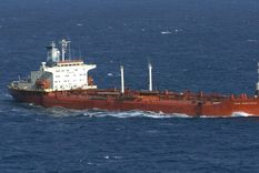 escalada en el estrecho de ormuz: misiles iranies impactaron contra tres buques petroleros escalada en el estrecho de ormuz: misiles iranies impactaron contra tres buques petroleros