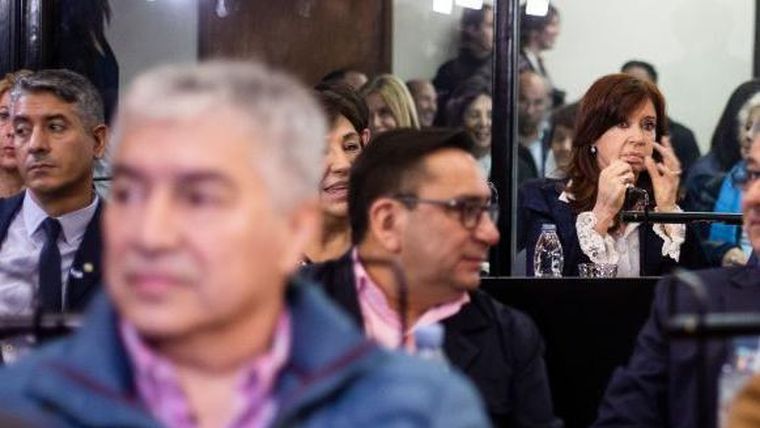 Lázaro Báez (en primer plano) y Cristina Kirchner durante el primer día del juicio por la "causa Vialidad" en mayo de 2019. Lázaro Báez (en primer plano) y Cristina Kirchner durante el primer día del juicio por la "causa Vialidad" en mayo de 2019.