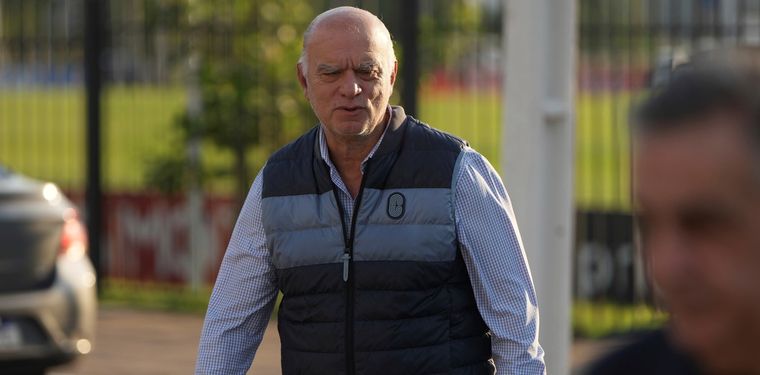 Néstor Grindetti volvió al país tras la audiencia en Conmebol por los incidentes en Independiente-Universidad de Chile.