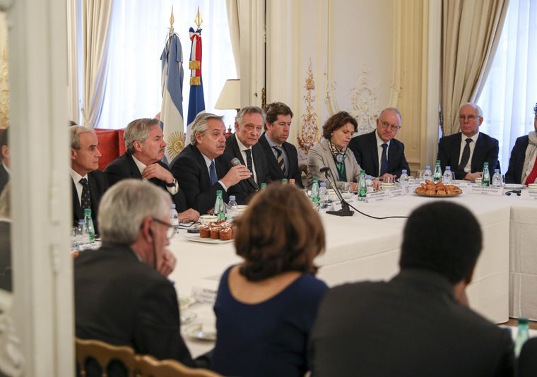 El presidente desayunó con empresarios franceses.