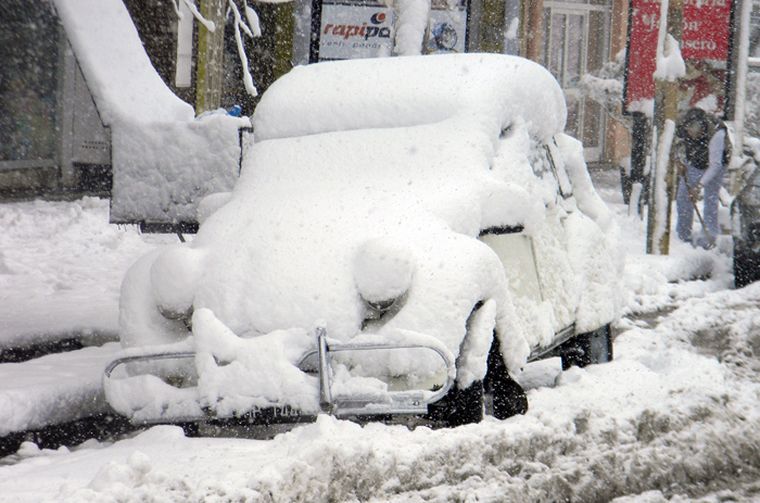 Así quedaron los autos tras la gran cantidad de nieve caída. Foto: Mediamza.com