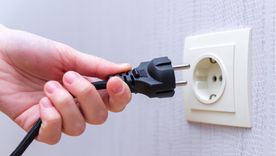 El enchufe flojo no se arregla solo, hacelo vos sin drama ni electricista. Foto: Shutterstock