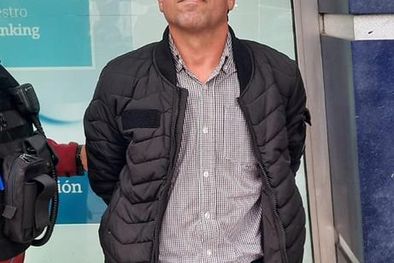 MDZol | El hombre no pudo huir y quedó detenido. Tocó el pianito como Banana, pero en una comisaría.