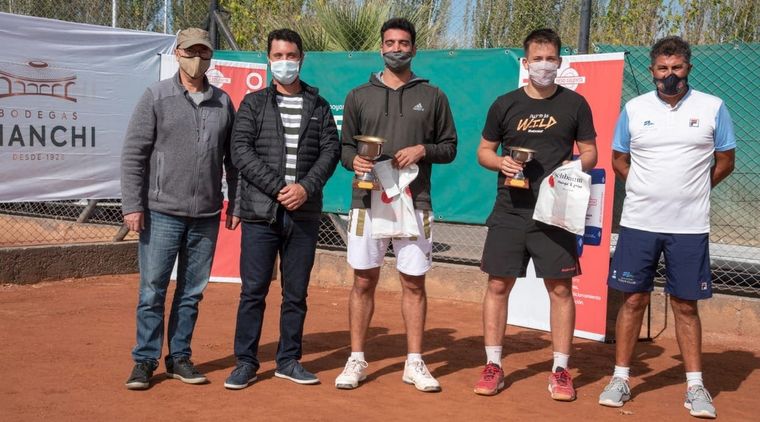 Los finalistas del torneo junto a Roberto Melero, Marcos Santisteban y Jota Rodríguez. Foto: Gentileza: Cristian Jofré