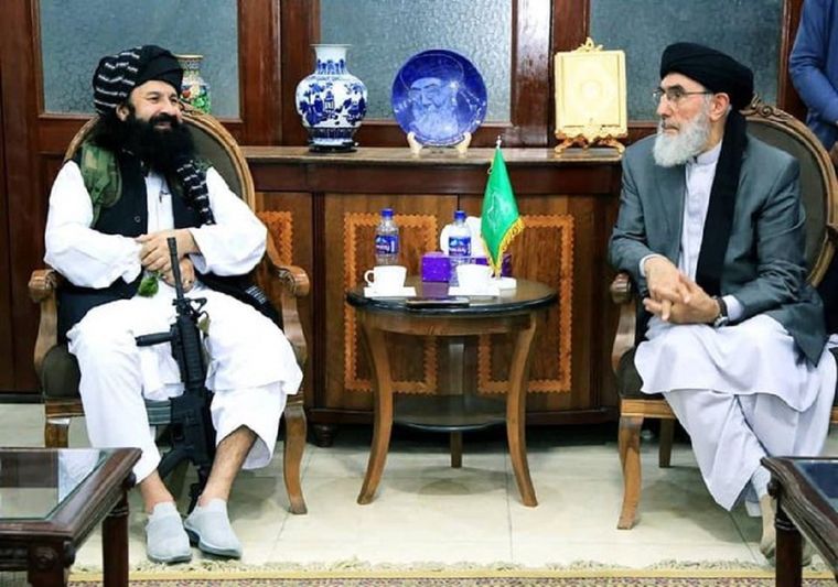 Khalilurahman Haqqani se encontró con Gulbuddin Hekmatyar en Kabul con un arma estadounidense