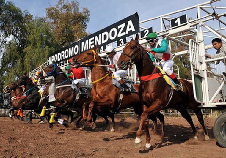 De las gateras al disco. Así fue el arranque de la competencia. Foto: Nacho Gaffuri / MDZ