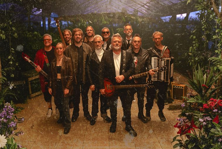 Los Pericos y El Plan de la Mariposa se unieron para crear Amor Bonsai.