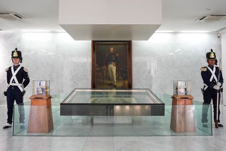 Más que una reliquia, la bandera del cruce de los Andes expresa el plan continental de San Martín y el rol central de Mendoza en la independencia. Más que una reliquia, la bandera del cruce de los Andes expresa el plan continental de San Martín y el rol central de Mendoza en la independencia.