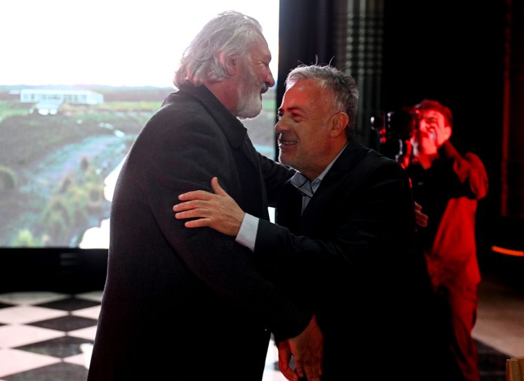 Al finalizar la velada, Edgardo Parlanti acompañó al gobernador Alfredo Cornejo durante los saludos protocolares. Al finalizar la velada, Edgardo Parlanti acompañó al gobernador Alfredo Cornejo durante los saludos protocolares.