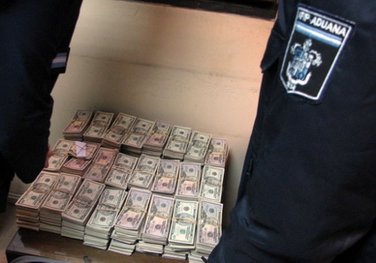 Siguen las acusaciones por el maletín con dólares. Foto: NA