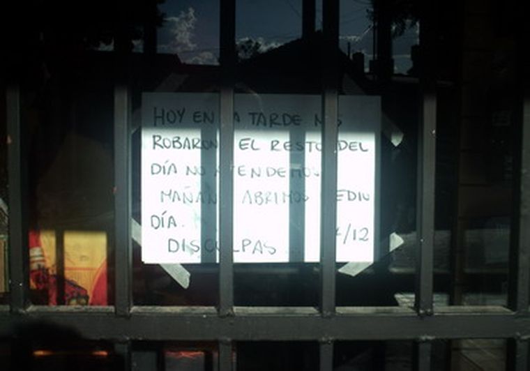 Este es el cartel en la puerta de Full Sport. Foto: MDZ