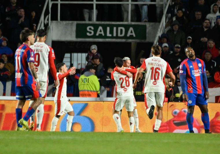 Independiente festeja el 1-0 convertido por Matías Abaldo en el Nuevo Gasómetro.&nbsp;