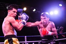 Juan Carrasco fue demoliendo a su rival para quedarse con el cinturón regional de la AMB.