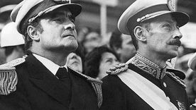 Jorge Rafel Videla y Emilio Eduardo Massera concentraron el poder mientras no solo llevaban adelante una fuerte represión sino también un combate entre ellos por el monopolio del poder. Jorge Rafel Videla y Emilio Eduardo Massera concentraron el poder mientras no solo llevaban adelante una fuerte represión sino también un combate entre ellos por el monopolio del poder.