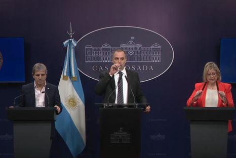 Manuel Adorni dio una conferencia de prensa escoltado por Luis Caputo y Alejandra Monteoliva. Manuel Adorni dio una conferencia de prensa escoltado por Luis Caputo y Alejandra Monteoliva.