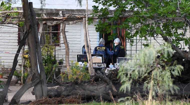 Policía Científica trabajando en la casa de la familia Farías Foto: ALF PONCE MERCADO / MDZ