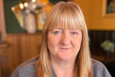 Joan Scourfield ha perdonado al hombre que mató de un solo golpe a su hijo hace casi 15 años.