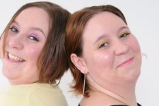 Katy Davis (lzquierda) y Emma Davis eran gemelas y murieron por coronavirus con solo tres días de diferencia.