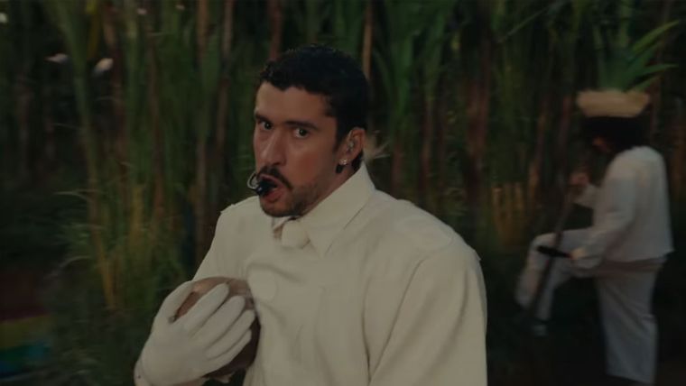 Bad Bunny regaló la prenda que usó en el Super Bowl.