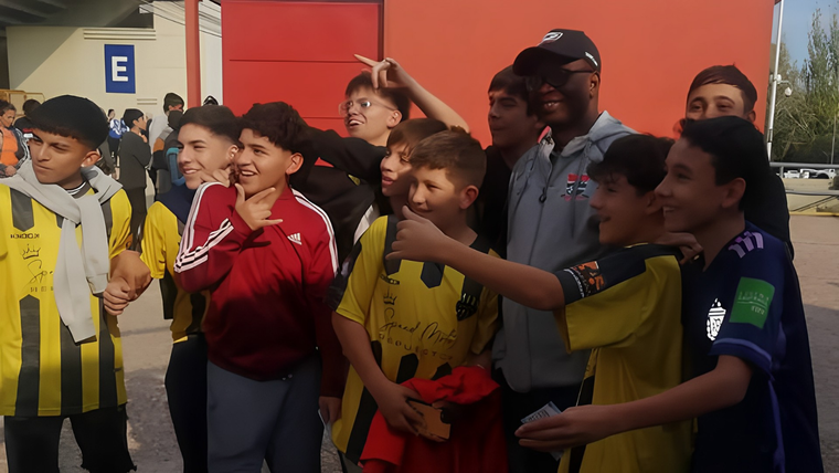 Los chicos de la institución vivieron un día inolvidable y hasta se sacaron fotos con hinchas de Gambia y Corea del Sur Foto: @ clubeugeniobustos / Instagram