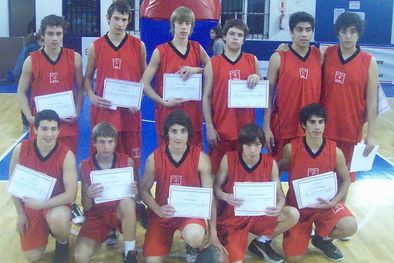 MDZol | Los chicos Sanrafaelino mostrando orgullosos su diploma. Foto: Mediamza.com