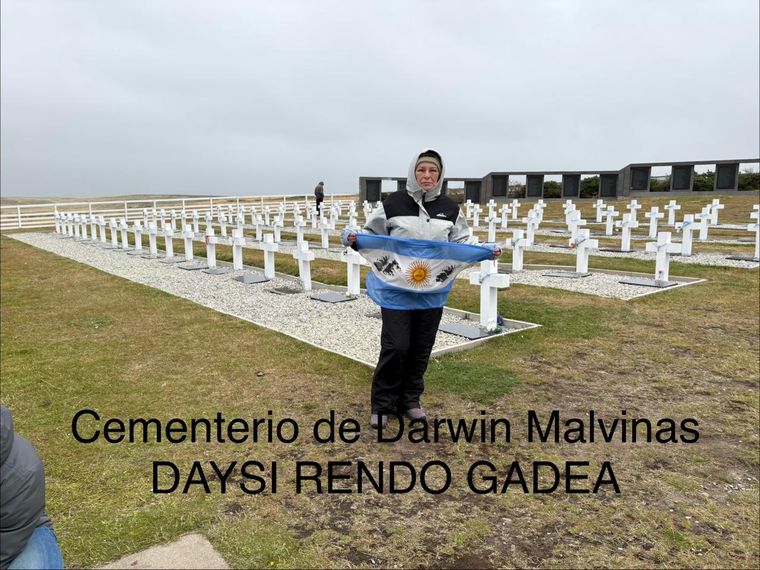 Daysi Rendo Gadea en el Cementerio de Darwin en las Islas Malvinas. Daysi Rendo Gadea en el Cementerio de Darwin en las Islas Malvinas.