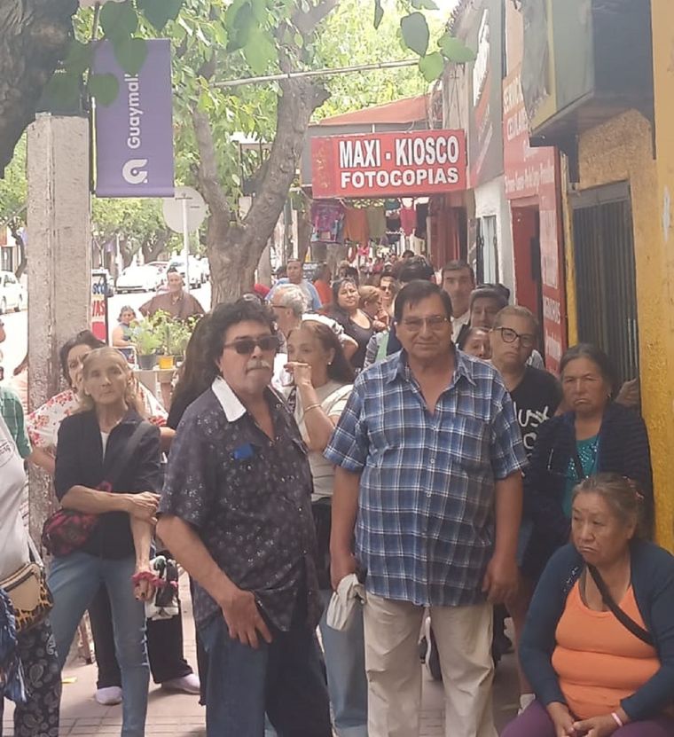 Vecinos de Guaymallén hicieron fila durante horas para ser atendidos. Foto: Gentileza