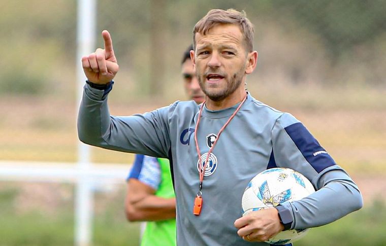 El técnico fue dado de alta, luego de pasar la noche internado. Foto: Fabián Salamone / MDZ