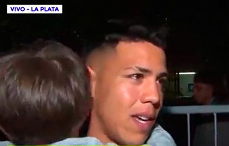 Contín narró el duro momento que vivió cuando un compañero sacó a su mamá de la tribuna, a punto de desmayarse.