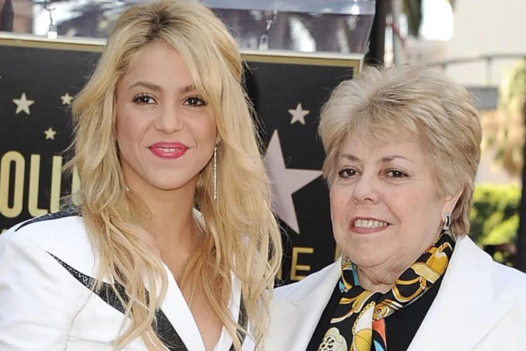 SHAKIRA ESTÁ SOBRELLEVANDO LA SEPARACIÓN DEL PADRE DE SUS HIJOS. SIN EMBARGO, SU MAMÁ TENDRÍA UN PLAN PARA QUE ELLA NO SE VAYA DE ESPAÑA.