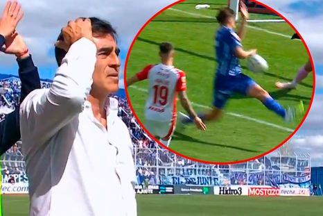 Gustavo Quinteros protestó el penal que no le cobraron a Independiente por mano de Morán. Gustavo Quinteros protestó el penal que no le cobraron a Independiente por mano de Morán.