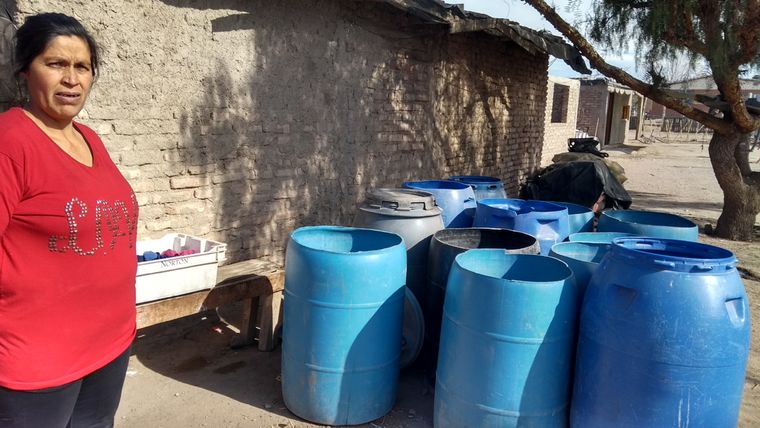 Vecinos barrio alto agrelo Los vecinos del barrio Alto Agrelo reciben agua en camiones. Viven sobre los oleoductos que llegan petróleo a la refinería.