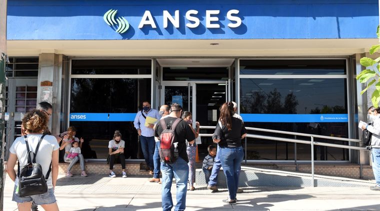 Además de los bonos extra y los complementos al salario familiar, Anses ofrece créditos a tasas diferenciales Foto: ALF PONCE MERCADO / MDZ