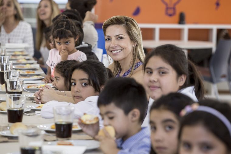 Fabiola Yañez almorzó con 22 niños de entre 6 y 12 años de la Escuela Fray Cayetano Rodríguez, quienes viajaron desde la localidad.