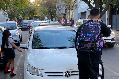 Autos en doble fila, calles colapsadas y padres apurados: la postal repetida en la puerta de una escuela mendocina. Foto: Gentileza Autos en doble fila, calles colapsadas y padres apurados: la postal repetida en la puerta de una escuela mendocina. Foto: Gentileza