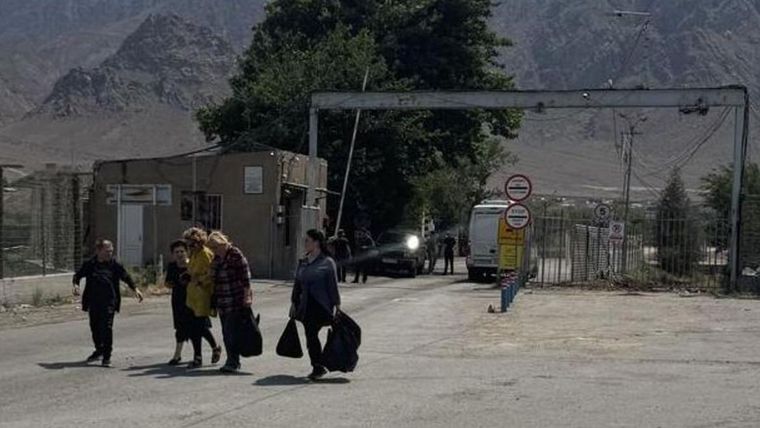 Un flujo constante de iraníes ha cruzado la frontera a pie en los últimos días.