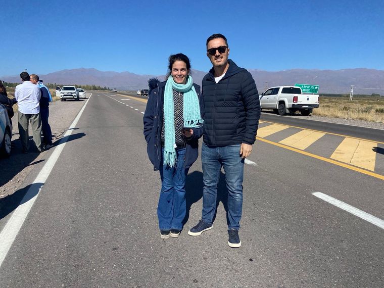 Luis Petri y Josefina Canale, entre los políticos presentes en la caravana contra el reconocimiento de tierras. Foto: Twitter Adriana Videla.