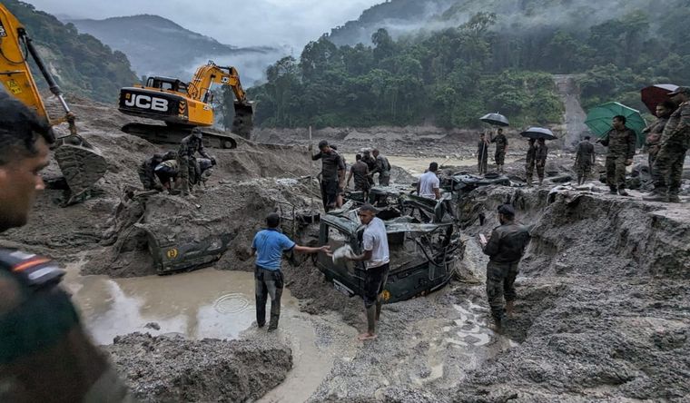 Hay operativos en India y siguen apareciendo cuerpos. Foto: EFE