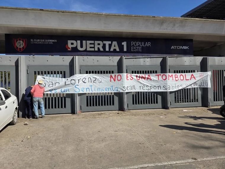 Socios de San Lorenzo se manifestaron en el estadio Pedro Bidegain mientras crece la incertidumbre institucional. Socios de San Lorenzo se manifestaron en el estadio Pedro Bidegain mientras crece la incertidumbre institucional.