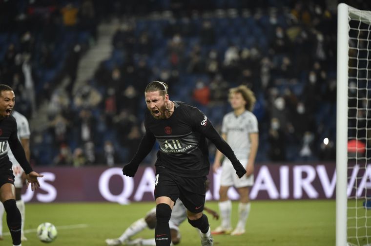 Sergio Ramos marcó su primer gol en París. Foto: @PSG_espanol