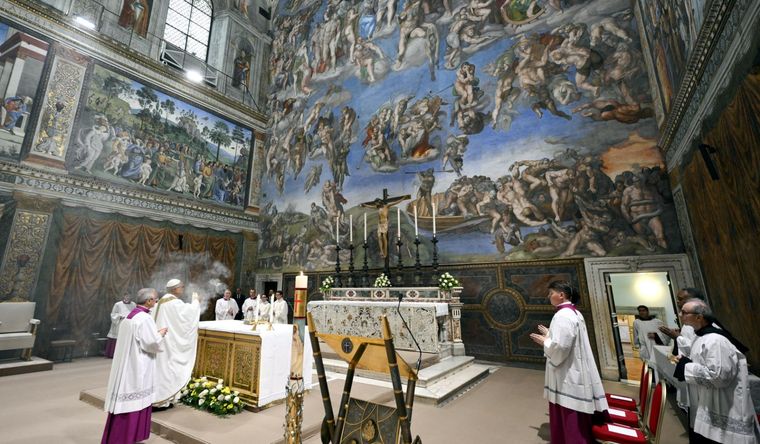 León XIV celebró su primera misa como Papa en la Capilla Sixtina. Foto: EFE