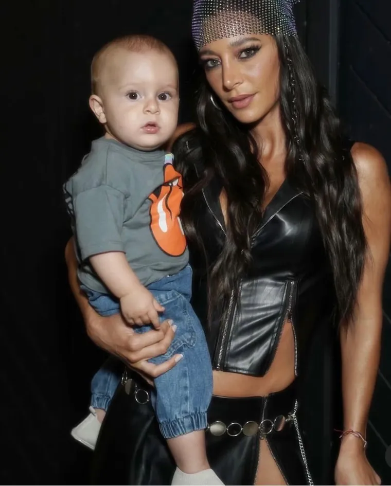 La panelista posó con su bebé y bromeó en redes sobre quién tenía el mejor estilo. La panelista posó con su bebé y bromeó en redes sobre quién tenía el mejor estilo.