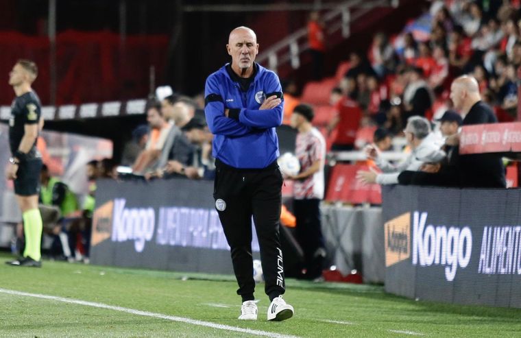 El Gato, preocupado. Asoma River Plate.