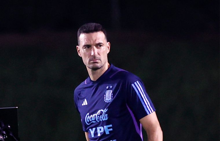 Lionel Scaloni El entrenador argentino pudo contar con Di María en la práctica. Foto: EFE