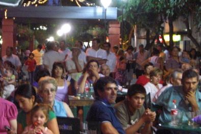 MDZol | Una calle céntrica, convertida en peatonal en el Valle de Uco. En el Gran Este también se hacía en otros años.